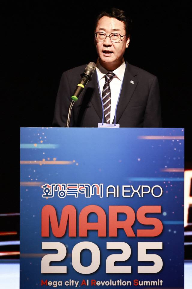 정명근 화성특례시장이 18일 서울 삼성동에서 개막한 'MARS 2025'에서 개회사를 하고 있다. 화성시 제공