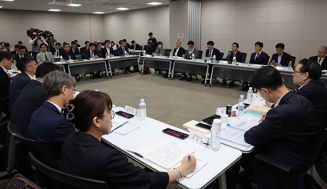 국정기획위원회 기재부 업무보고     (세종=연합뉴스) 배재만 기자 = 국정기획위원회 이한주 위원장을 비롯한 경제1분과 위원들이 18일 정부세종컨벤션센터에서 기획재정부 업무보고를 받고 있다. 2025.6.18     scoop@yna.co.kr (끝)