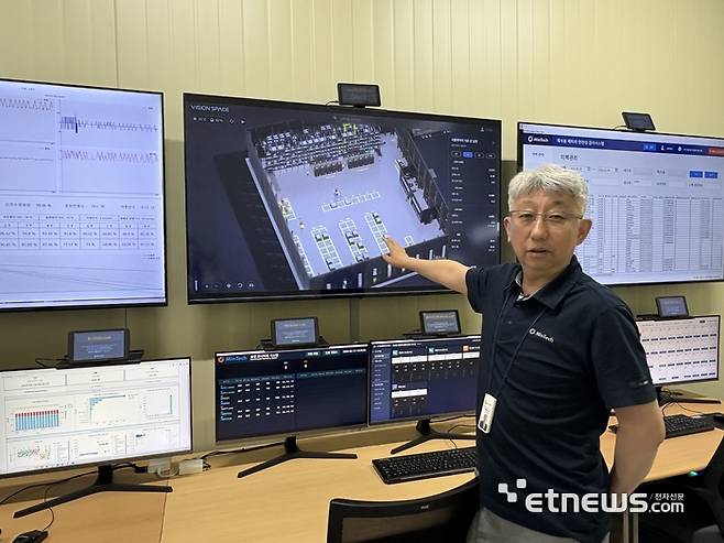 홍영진 민테크 대표가 전기차 사용후 배터리 '인라인 적용 자동평가-분류-이송-관제 전공정 시스템'을 소개하고 있다.