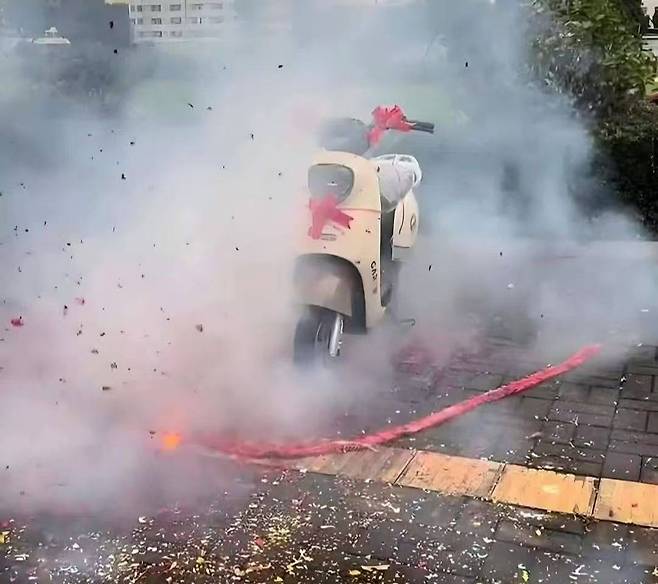 1ed512c17bf0f707ff43de1d373f2e34.jpg 선물로 전기오토바이를 사준 아버지