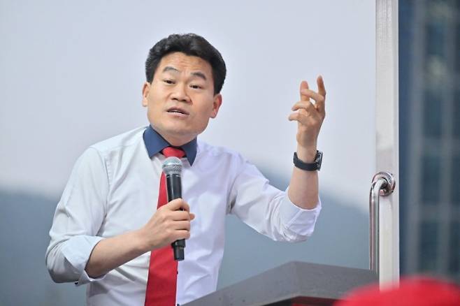 [거제=뉴시스] 신정철 기자= 전한길 강사가 지난 3월27일 경남 거제시 고현매립지에서 열린 국민의힘 박환기 거제시장 후보 집중유세에서 지지 발언을 하고 있다. 2025.03.27. sin@newsis.com /사진=뉴시스