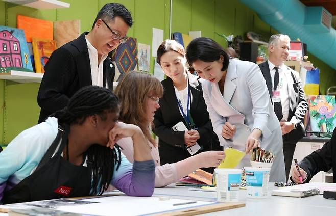 [캘거리=뉴시스] 최진석 기자 = G7 정상회의에 참석하는 이재명 대통령과 함께 캐나다를 방문한 김혜경 여사가 17일(현지 시간) 캐나다 캘거리 국립장애인예술센터를 방문해 센터활동가들의 작품을 살펴보고 있다. 2025.06.18. myjs@newsis.com <저작권자ⓒ 공감언론 뉴시스통신사. 무단전재-재배포 금지.> /사진=뉴시스화상