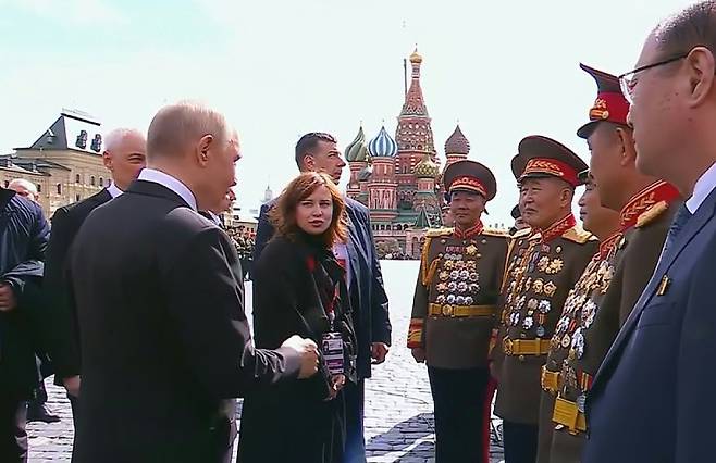 블라디미르 푸틴 러시아 대통령이 지난 5월 9일(현지시간) 모스크바에서 2차 세계대전 승리를 기념하는 전승절 열병식에 참석한 북한군 대표단과 만나고 있다. 노동신문/뉴스1