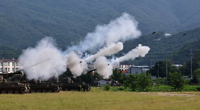 육군 제7포병여단이 운용하는 K9A1 자주포가 지난해 8월 20일 오전 강원도 철원군 문혜리사격장에서 열린 '을지 자유의 방패(UFS)' 연습 연계 지상군구성군사령부(지구사) 대화력전 훈련에서 포탄을 발사하고 있다. 뉴스1