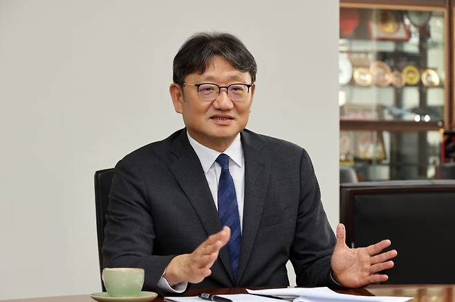 18일 서울 종로구 경제사회노동위원회에서 권기섭 경사노위 위원장이 '사회적 대화'의 중요성에 대해 이야기하고 있다. 사진=서동일 기자