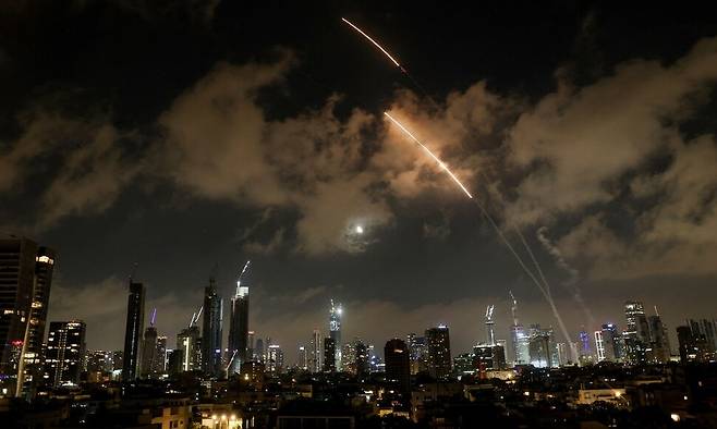 이스라엘 수도 텔아비브에서 미사일 방어 시스템이 작동하고 있다. 로이터 연합뉴스