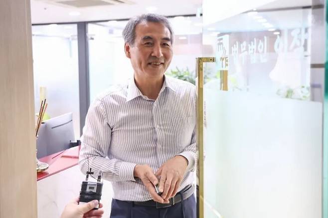 김건희 특검으로 지명된 민중기 전 서울중앙지법원장이 지난 13일 서울 서초동 사무실에서 나오고 있다. 연합뉴스