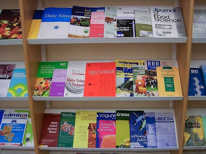 연구비를 위해 출판이 중요해진 성과우선주의에 휩쓸리면서, 연구가 담고 있는 내용보다 0.05라는 수치가 더 중요해지는 주객전도 상황이 발생한다. 위키미디어 코먼스