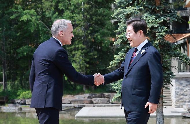 이재명 대통령이 17일(현지시각) 캐나다 앨버타주 캐내내스키스 주요 7개국(G7) 정상회의장에서 열린 초청국 공식 환영식에 도착해 의장국 마크 카니 캐나다 총리와 인사하고 있다. 캘거리/김태형 기자 xogud555@hani.co.kr