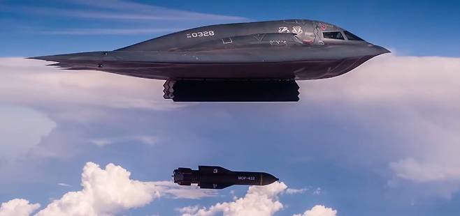 2019년 5월 미국 뉴멕시코 화이트 샌즈 미사일 실험장에서 미 공군의 비(B)-2 스텔스 폭격기가 벙커 버스터 폭탄(GBU-57 MOP)을 투하하는 모습. 출처 유튜브 Ultimate Military Channel