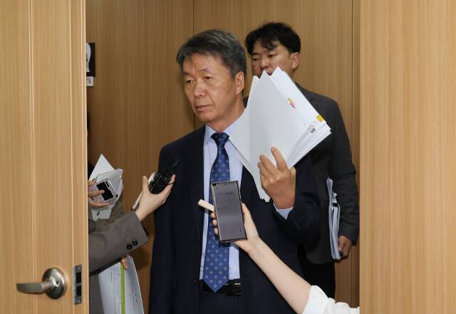 김용원 인권위 상임위원이 지난 3월24일 오후 열린 제7차 전원위원회에 입장하며 취재진의 질문을 받고 있다. 신소영 기자 viator@hani.co.kr