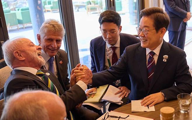 이재명 대통령과 루이스 이나시우 룰라 다시우바 브라질 대통령이 17일(현지시각) 캐나다 앨버타주 캐내내스키스 주요 7개국(G7) 정상회의장에서 한·브라질 정상회담을 하고 있다. 공동취재사진