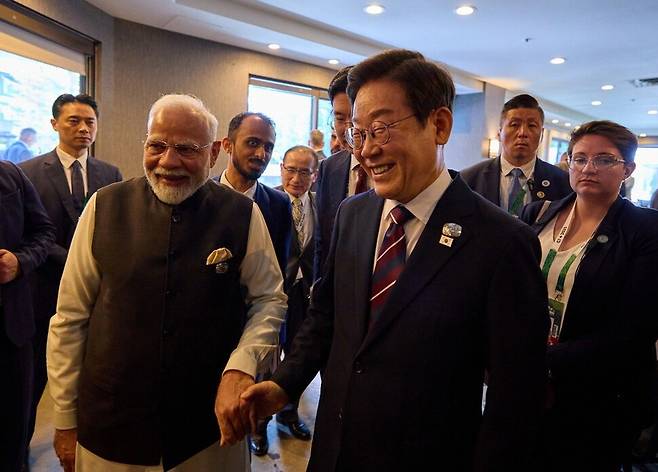 주요 7개국(G7) 정상회의 참석을 위해 캐나다 캐내내스키스를 방문 중인 이재명 대통령이 17일(현지시각) 캐나다 앨버타주 캐내내스키스 정상회담장에서 모디 인도 총리와 한-인도 정상회담을 하고 있다. 공동취재사진