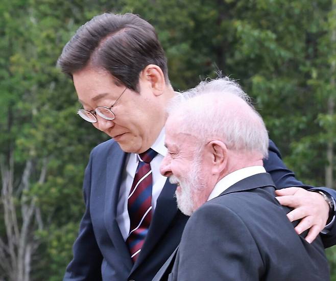 이재명 대통령이 17일(현지시간) 캐나다 앨버타주 캐내내스키스 주요 7개국(G7) 정상회의장에서 기념 단체 사진을 촬영한 뒤 루이스 이나시우 룰라 다시우바 브라질 대통령과 나란히 걷고 있다. 한·브라질 정상은 소년공 출신으로 사고를 당한 경험이 있다는 비슷한 이력으로 눈길을 끌었다. 캘거리/김태형 기자 xogud555@hani.co.kr