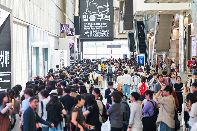 관람객으로 참여한 시민들은 질서정연했다. 2025년 6월18일 오전, 22일까지 닷새간 이어지는 2025 서울국제도서전이 대단원의 막을 올렸다. 대한출판문화협회 제공