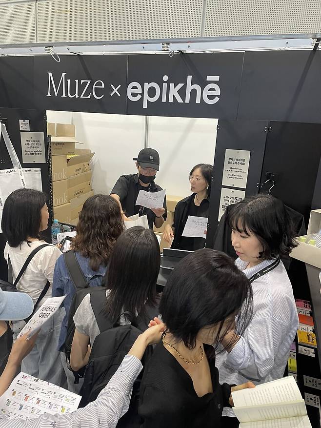 영화배우 박정민 대표(가운데 모자 쓴 이)의 출판사 ‘무제’ 부스에서 박 대표가 손님들을 맞고 있다. 이유진 기자