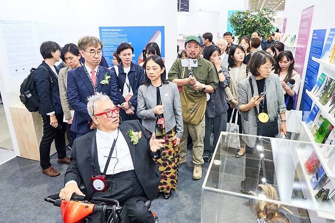 하오밍이 다콰이문화 대표가 대만 주빈관을 설명하고 있다. 그는 유머러스하고 열정적인 모습으로 도서전의 ‘핵인싸’로 떠올랐다. 대한출판문화협회 제공