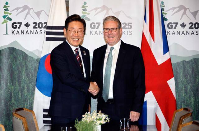 이재명 대통령이 17일(현지시간) 캐나다 앨버타주 캐내내스키스 주요 7개국(G7) 정상회의장에서 키어 스타머 영국 총리를 만나 한-영 정상회담을 하며 악수하고 있다. 캘거리=뉴시스