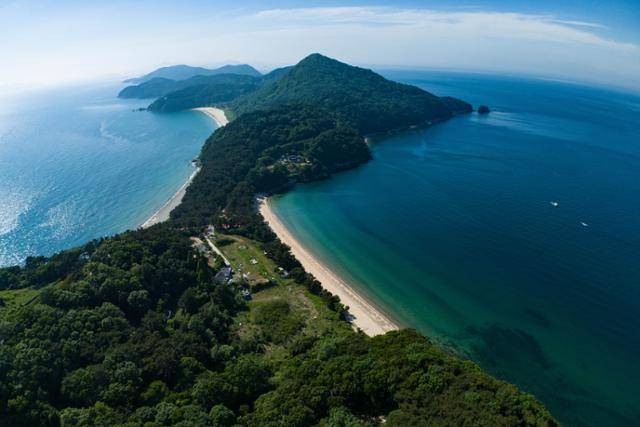 큰풀안 해수욕장(왼쪽)과 목장풀 해수욕장.