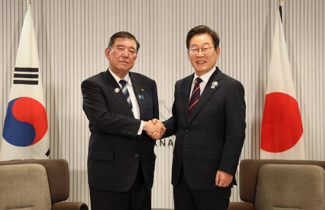 이재명 대통령이 17일(현지시간) 캐나다 앨버타주 캐내내스키스 주요 7개국(G7) 정상회의장에서 열린 한일 정상회담에서 이시바 시게루 일본 총리와 악수하며 기념촬영을 하고 있다. 캐내내스키스=왕태석 선임기자