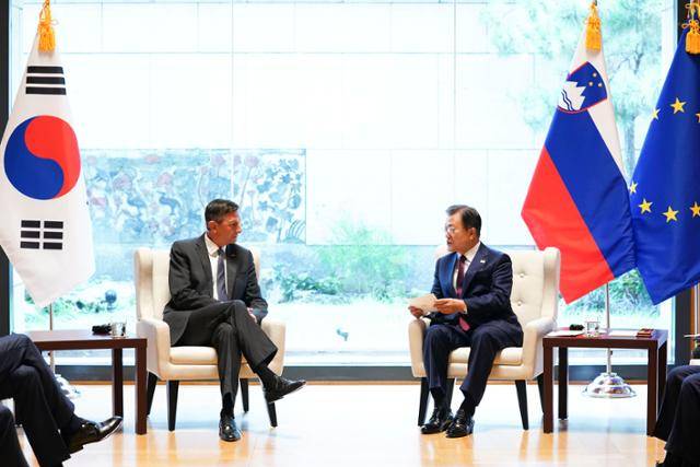 문재인 대통령이 2021년 9월 20일(현지시각) 뉴욕 주유엔대표부 양자회담장에서 보루트 파호르 슬로베니아 대통령과 정상회담을 하고 있다. 연합뉴스