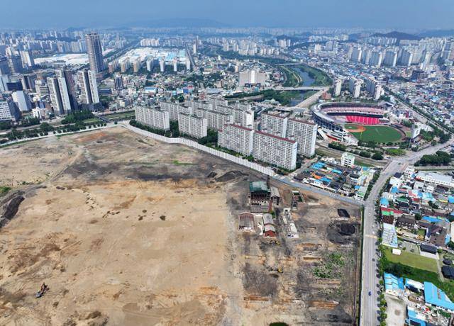 광주 북구가 지역 첫 복합쇼핑몰인 '더현대광주'의 건축을 교통문제 개선을 조건부로 최종 승인했다. 복합쇼핑몰과 인근 대규모 재개발 사업으로 인해 하루 교통량이 최대 29만대까지 늘어날 것으로 분석, 더현대광주 법인에 교통개선대책 마련을 조건으로 제시하며 건축 허가를 승인했다. 사진은 18일 '더현대광주'가 들어서게 될 북구 임동 옛 전남ㆍ일신방직 터 모습. 연합뉴스