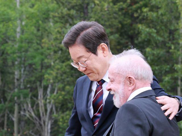 이재명 대통령이 17일 캐나다 앨버타주 캐내내스키스 주요 7개국(G7) 정상회의장에서 단체 기념 사진을 촬영한 뒤 루이스 이나시우 룰라 다시우바 브라질 대통령과 인사를 하고 있다. 캐내내스키스=왕태석 선임기자