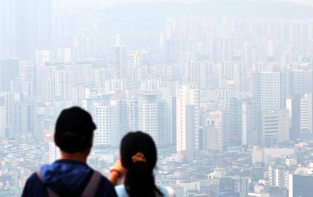 16일 서울 남산에서 바라본 도심 아파트의 모습. 뉴시스