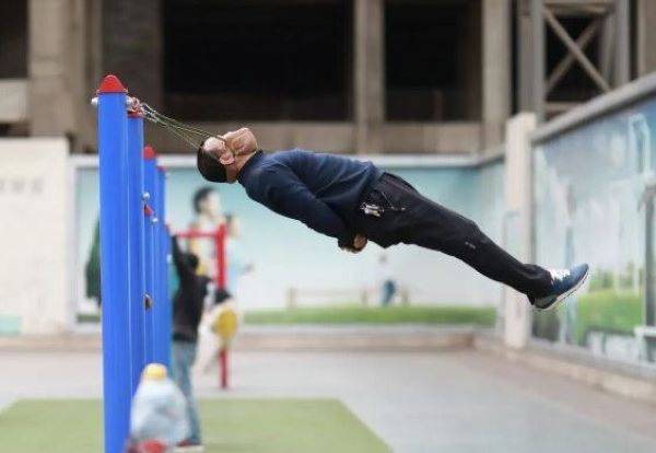 중국 노년층 사이에서 목 디스크를 완화한다는 ‘턱 매달기 운동’. /사진=뉴욕포스트