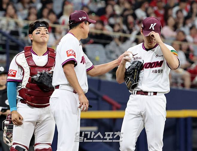 2025 KBO리그 프로야구 키움 히어로즈와 SSG 랜더스의 경기가 17일 오후 서울 고척스카이돔에서 열렸다. 6회초 무사 1,2루 선발 김윤하가 교체되고 있다. 고척=김민규 기자 /2025.06.17/