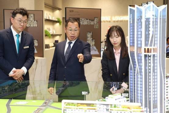 포스코이앤씨 정희민 사장이 지난 10일 용산정비창 전면1구역 홍보관을 방문했다.