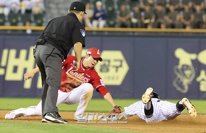 12일 오후 잠실야구장에서 열린 2025 프로야구 SSG와 LG 경기. SSG 유격수 박성한이 6회 2루 도루하는 LG 박해민을 태그하고 있다. 잠실=정시종 기자 /2025.06.12.