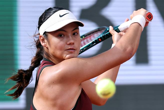 <yonhap photo-0434=""> epa12141168 Emma Raducanu of Great Britain in action during her Women's 2nd round match against Iga Swiatek of Poland at the French Open Grand Slam tennis tournament at Roland Garros in Paris, France, 28 May 2025. EPA/CHRISTOPHE PETIT TESSON/2025-05-29 00:59:35/ <저작권자 ⓒ 1980-2025 ㈜연합뉴스. 무단 전재 재배포 금지, AI 학습 및 활용 금지></yonhap>