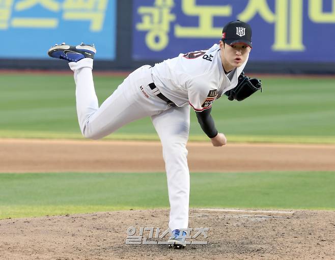 LG 트윈스와 kt위즈의 2023 KBO 한국시리즈 4차전 경기가 11일 오후 수원 KT위즈파크에서 열렸다. kt 투수 배제성이 8회 등판 역투하고있다. 수원=정시종 기자 capa@edaily.co.kr /2023.11.11.