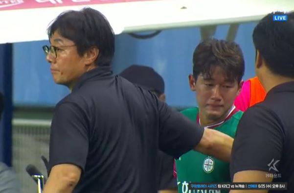 황선홍 감독과 포옹 후 눈물을 흘린 윤도영. 사진=쿠팡플레이 중계 캡처