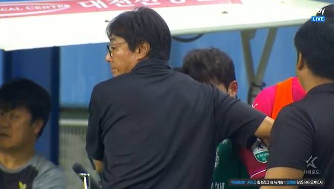 황선홍 감독 품에 안긴 윤도영. 사진=쿠팡플레이 중계 캡처