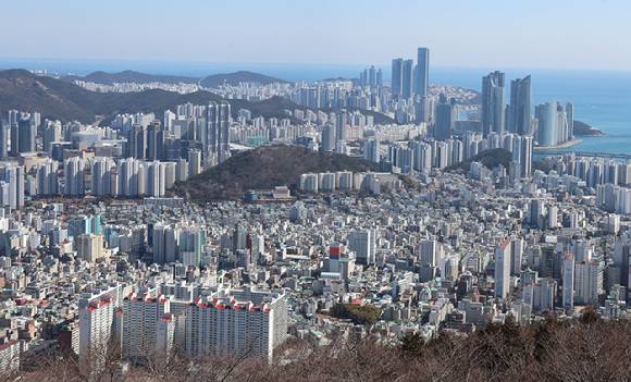 부산 수영구와 해운대구 일대 아파트와 고층빌딩. [사진=연합뉴스]