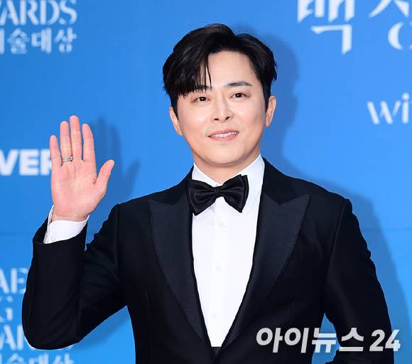 배우 조정석이 지난달 5일 서울 삼성동 코엑스에서 열린 제61회 백상예술대상 시상식 레드카펫 행사에 참석하고 있다. [사진=정소희 기자]