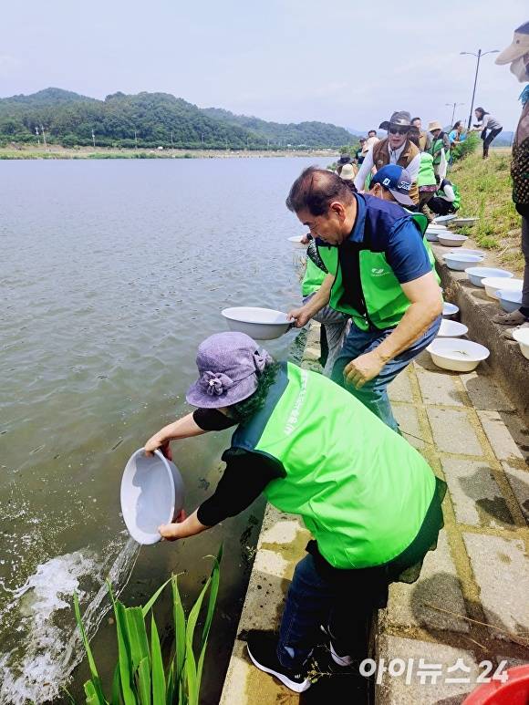 지난 17일 경주시가 잉어‧붕어 치어 1만 마리를 방류하고 있다. [사진=경주시청]
