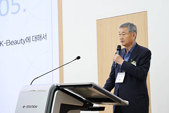 이경수 코스맥스(COSMAX) 그룹 회장이 지난 17일 단국대 천안캠퍼스 보건간호관에서 특강을 하고 있다. [사진=단국대]