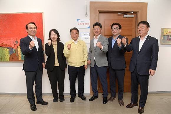 강기정 광주시장이 시청 기획조정실장실 앞에서 골목경제 상황실 현판 제막을 한 후 기념촬영을 하고 있다.  [사진=광주광역시]