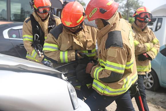 관내 종합폐차장에서 차량 개방 훈련을 하고 있다. [사진=여주소방서]
