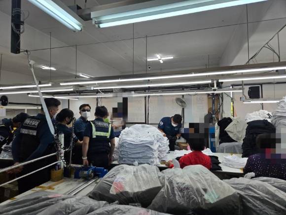 경찰이 급습한 서울 중랑구 가품 제조공장. 이곳에서 짝퉁 티셔츠를 만들어 팔았다. [사진=서울경찰청]