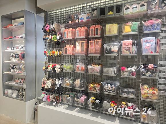 이구홈 성수의 문을 열면 오른쪽에 보이는 키링. [사진=29CM]