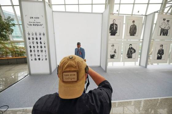 지난 2016년 군복 전시회에 우연히 들른 미 참전용사 살 스칼라토를 찍을 떄 그의 자부심 어린 눈빛을 만나 현효제 작가의 인생이 바뀌었다. [사진 현효제]