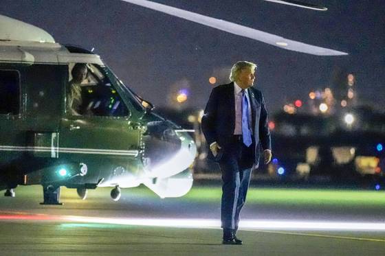 도널드 트럼프 미국 대통령이 16일(현지시간) 캐나다에서 미 워싱턴으로 돌아가기 위해 캘거리 국제공항에서 에어포스원으로 향하고 있다. G7 정상회의에 참석한 트럼프는 이스라엘과 이란의 보복전 격화를 이유로 이날 조기 귀국했다. 그는 이와 동시에 NSC를 소집했다. [AP=연합뉴스]