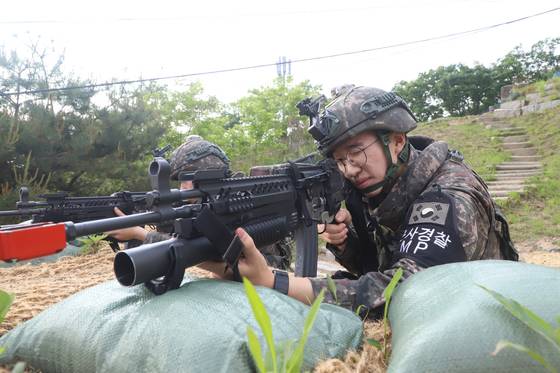 지난 5월 29일 강원 철원 전방지역에서 육군 6사단 GOP 전담대대 장병들이 상황조치훈련을 실시하고 있다. 육군