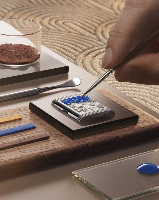 아주 가는 붓으로 원본 삽화를 재현하는 과정. 사진 예거 르쿨트르