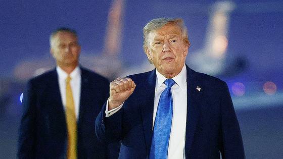 도널드 트럼프 미국 대통령이 17일(현지시간) 미국 메릴랜드주 앤드루스 합동 기지에 도착해 특유의 제스처를 취하고 있다. 트럼프 대통령은 이란 핵 문제와 관련 G7 정상회의 일정 중 조기 귀국했다. 로이터=연합뉴스