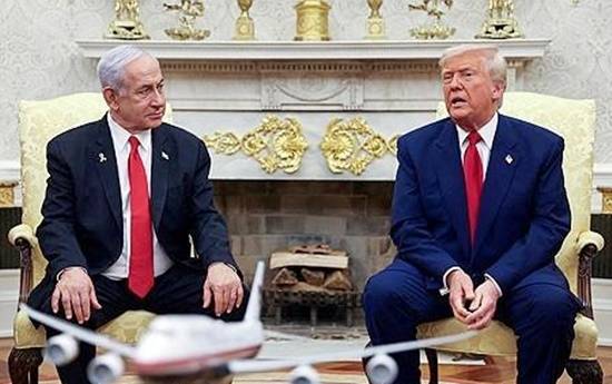 도널드 트럼프(오른쪽) 미국 대통령과 베냐민 네타냐후 이스라엘 총리. 로이터=연합뉴스